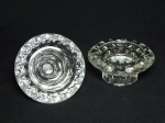 Par de porta-velas em demi-cristal francês, moldados em formato redondo geométrico. 4 x 10cm.