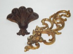 Duas peças em madeira: a) Cabideiro patinado em dourado na forma de talha talha modelada com acantos e flor. 42 x 15 x 9cm. b) Florão moldado na forma de acantos, parte de ornamentação de mobiliário. 22 x 21 x 5cm.