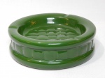 Cinzeiro em cerâmica vitrificada verde, formato redondo elevado, fundo com geométricos. 6 x 19cm.