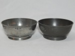 JOHN SOMMERS - Par de bowls em estanho, borda circulada por friso. Marcas do tempo. 8 x 19cm.