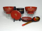 Conjunto de 8 peças japonesas: Colher policromada e caixa em preto e dourado em laca, 2 bowls e 4 porta-copos em plástico na cor sangue-de-boi de decoração floral. Comp. colher 20cm.