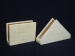 ERRATA - Porta-cartão e porta-guardanapos em madeira revestida por placas de OSSO. 8 x 19cm e 7 x 10cm.