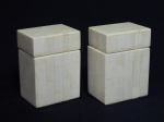 ERRATA - Par de porta-isqueiros com respectivos isqueiros em madeira revestida por placas de OSSO, com tampa. 10 x 5 x 7cm. - -