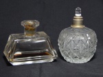 Dois perfumeiros em vidro grosso, sendo um moldado com blocos estrelados e frisos, e o outro com a tampa quebrada e emperrada moldado em paralelepípedo. Alts. 11 e 9cm.