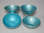 Quatro bowls em metal azul-claro, borda prateada. 6 x 15cm.