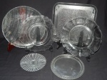 Lote com 6 pratos de vidro diversos: prato para microondas, 2 pratos para bolo e 3 pratos para serviço de sobremesa. Maior 28cm, menor 15cm.