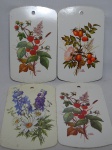 Quatro suportes para pratos quentes em acrílico, aplicados com desenhos policromados de plantas e flores. Resistentes ao calor. Marcas do tempo. 24 x 14cm.