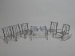 Conjunto miniatura trabalhado em arame entrelaçado representando mesa com 4 cadeiras e cadeira de balanço. Mesa 5 x 8 x 8cm.