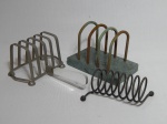 Três porta-torradas em metal, formatos diversos, 1 com cabo de acrílico. 13 x 11 x 8cm.