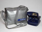 Câmera fotográfica Polaroid 600 original. Acompanha bolsa térmica própria. Câmera de funcionamento desconhecido. Câmera 10 x15 x 14cm, bolsa 22 x 27 x 133cm.