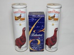 Três latas embalagens de whiskies escoceses: 2 da The Famous Grouse e 1 da Ballantine`s. 33 e 28cm.