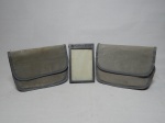 Três itens da Varig: a) Um porta-retratos em estanho confeccionado pela John Sommers como souvenir da extinta companhia aérea. 16 x 10cm. b) Duas necessaire, com desgastes. 15 x 21 x 7cm.