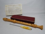 Flauta doce em madeira, marcada Erich Heldinger. Acompanha limpador em veludo e manual de notas e posições. Na caixa. Comp. total 48cm.
