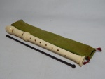 Flauta doce germânica, confeccionada em material plástico bege, manufaturada pela Aulos. Acompanha vareta para limpeza. Comp. 33cm.