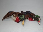 Par de almofadas em tecido policromado na forma de patos. 16 x 40 x 41cm.