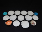 Lote com 15 porta-copos e pratinhos em porcelana diversa. Maior 10cm, menos 7cm.