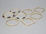 Oito pulseiras confeccionadas em osso, algumas aplicadas com metal. 