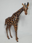 ERRATA - Escultura em madeira revestida por couro representando girafa, pintas aplicadas por tinta. Marcas do tempo. 44 x 38 x 12cm.