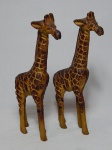 Par de esculturas em ferro fundido representando girafas, apresenta desgastes e oxidação. Alt. 22cm.