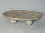 Centro de mesa em mármore branco carrara, 3 pés em esfera, plateau redondo. 9 x 32cm.