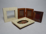 Quatro porta-retratos em madeira, 2 revertidos por placas de osso. Maior 16 x 12cm, menor 10 x 8,5cm.