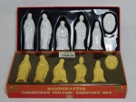 Duas caixas com 6 figuras para presépio em porcelana. Contemplam apenas as figuras humanas do presépio. Alt. maior 8cm, menor 4cm.