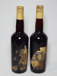 Duas garrafas de vinho antigas e lacradas da Adega Izidro Gonsalves. Impróprias para consumo. Alt. 30cm.