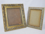 Dois porta-retratos com molduras em madeira entalhadas com volutas e folhagens, patinados em dourado. 30 x 26cm e 26 x 20cm.
