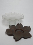Pequeno centro de mesa, base em metal formando folhas, parte superior em vidro satiné moldado na forma de flor. 3 x 16cm.