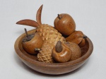 Trabalho artesanal decorativo em madeira representando bowl com 7 frutas entalhadas. Total 13 x 15cm.