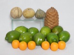 Lote com 19 frutas decorativas em diversos materiais. Maior 14cm, menor 4cm.
