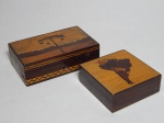 Duas caixas em madeira, tampas aplicadas com trabalho de marcheterie: uma com desenho de araucária e outra com mapa da América do Sul. 5 x 15 x 10cm e 3 x 10 x 10cm.