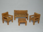 Conjunto miniatura de móveis em palha trançada: 2 cadeiras, banco e mesa de centro, imitando ambiente de sala de estar. Banco 11 x 19 x 10cm, mesa 5 x 10 x 10cm.