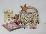 Lote com diversos enfeites penduradores para árvore de Natal. Alguns na caixa.
