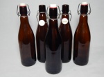 Cinco antigas garrafas em vidro da cervejaria Bohemia. Alt. 28cm.