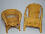 Duas miniaturas de poltrona e cadeira de braço para bonecas, confeccionadas em palha trançada. 25 x 29 x 25cm e 34 x 25 x 30cm.