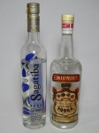 Duas antigas garrafas de bebidas: Vodka Smirnoff 1 litro e Sagatiba 700ml. Lacradas, porém com evaporação.