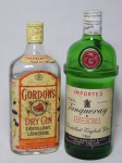 Duas garrafas antigas de gin ingleses: Tanqueray 1 litro e Gordon`s 750ml. Lacradas, porém com evaporação.