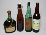 Quatro garrafas de bebidas diversas: a) Aguardente Velha, Viseu - Portugal, lacrada, 730ml. b) Cachaça mineira Salinas, líquido consumido, 600ml. c) Aguardente adoçada Extra 1921, líquido consumido. d) Garrafa antiga da cervejaria Bohemia, vazia. Alt. 27cm.
