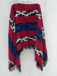 Poncho em lã policromada decorada no padrão inca vermelho e azul. 184 x 114cm.