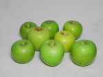 Oito maçãs verdes decorativas em cerâmica. Alt. maior 9cm.