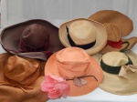 Seis chapéus femininos, modelos e materiais diversos. Marcas do tempo.