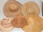 Cinco chapéus em palha, modelos diversos, marcas do tempo.