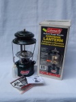Lanterna de querosene em ferro e vidro, importada da manufatura Coleman, na caixa original. Alt. 46cm.