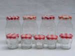 Nove potes de geleias colecionáveis em vidro, 4 da Smuckers e 5 da Bonne Maman. Alts. 11 e 5cm.