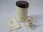 Moedor de grãos de café elétrico Krups, modelo type 203, 120V, material em base plástica. Funcionando, porém sem garantias. Alt. 17cm.