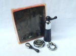 Kit para vinho com 4 peças em plástico e metal por abridor, wine collar, cortador de alumínio e tampa portátil. Maior 17cm, menor 6cm.