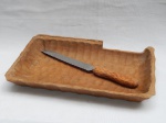 Bandeja para pão em madeira, decoração no estilo de casco de tartaruga, acompanha faca para pão acoplada. 5 x 33 x 20cm.