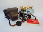 NIKON - Antiga câmera fotográfica, modelo Nikon F, Japão. Acompanha capa em couro e manual de instruções. Anos 60-70. Não testada. Pequenos desgastes na capa de couro. 13 x 17 x 13cm.