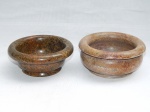 Dois bowls em pedra, um em pedra-sabão. Marcas do tempo. 7 x 16cm e 7 x 15cm.